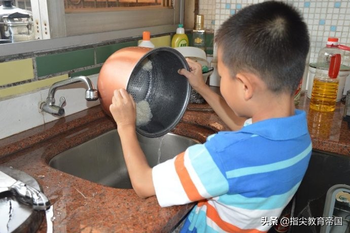 懒店主被早起等学校开门的小学生触动，网友：自律的孩子这样养成