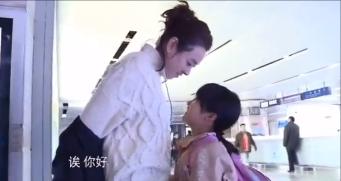 李勒优第一次见她妈妈在机场视频,优优李勒优现状