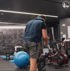 勇士队内气氛融洽,勇士更衣室庆祝克莱