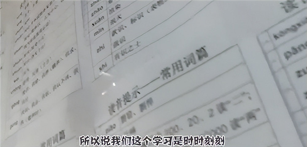 “*款贷**上班”20年，44岁仍单身，低头念稿又嘴瓢的她却收获全网好评