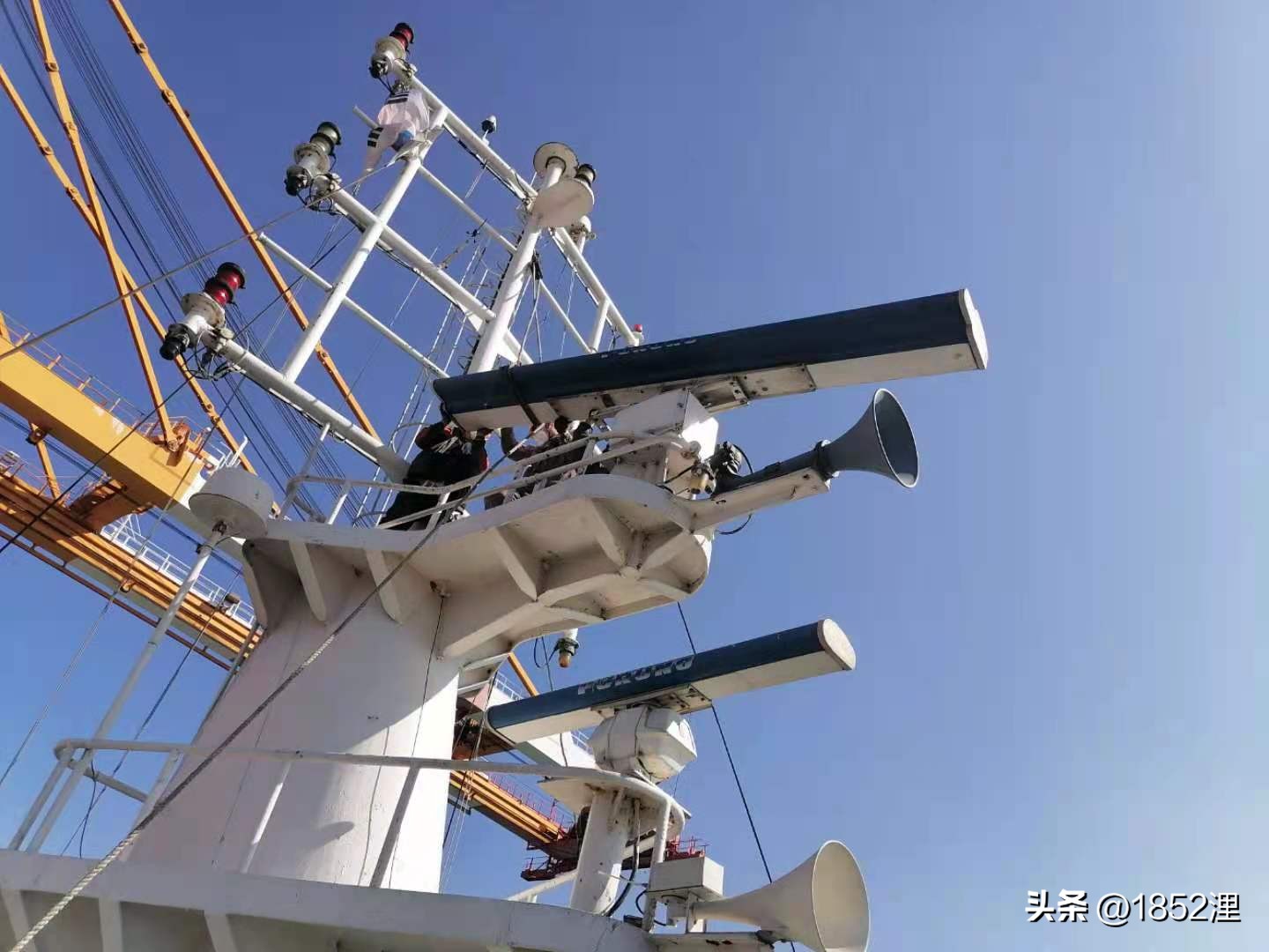 轮船上面的雷达天线,船用雷达天线转一下就不转了