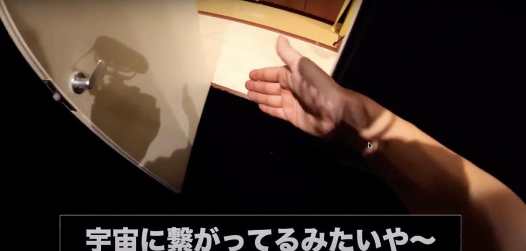 日本小哥在身上涂油漆,小哥把世界上最黑的颜料涂在身上