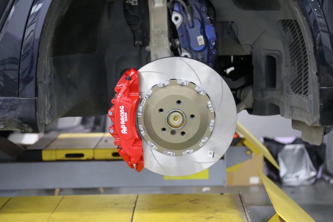 宝马x5拆刹车盘视频,宝马x5红色卡钳和蓝色卡钳的区别