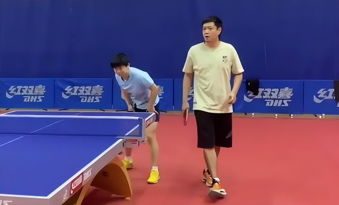 孙颖莎夺冠教练邱贻可激动,孙颖莎夺冠给观众送球