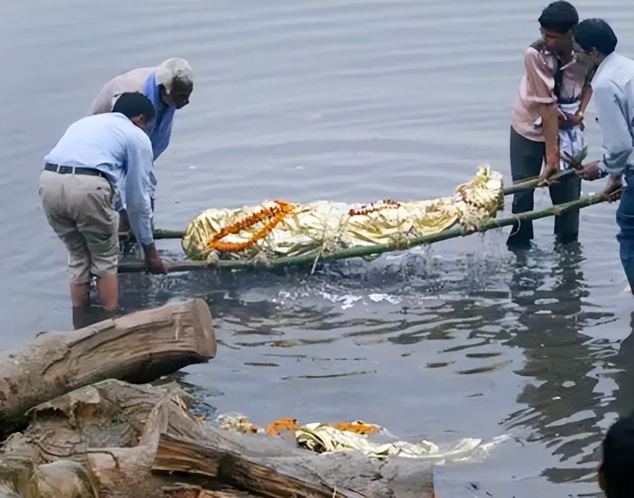 印度人贩卖骨头是为了干嘛,印度毛骨悚然的人骨工厂