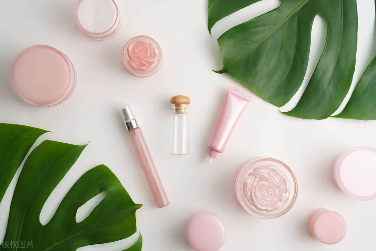 月均消费频次极高的消费者,月均消费300元以下