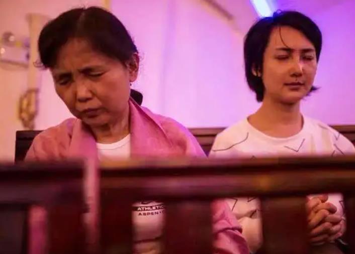 刘霆16年前背母上大学感动全国,背母求学的刘霆为什么变性