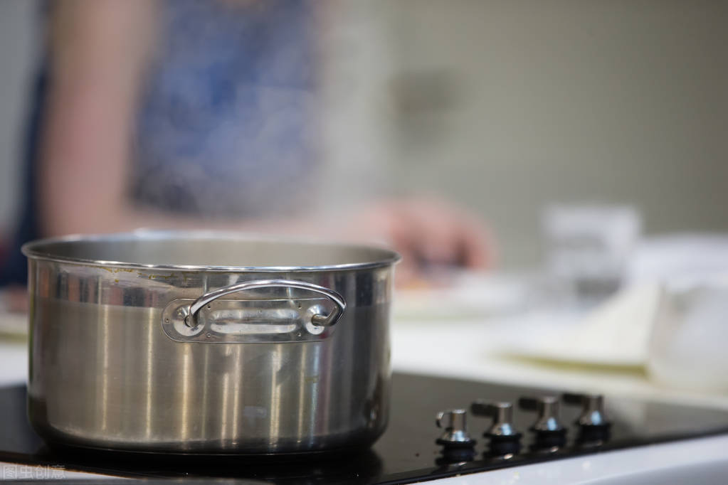 不锈钢锅用久了里面发黑怎么办,不锈钢锅烧干锅发黑了怎么清洗