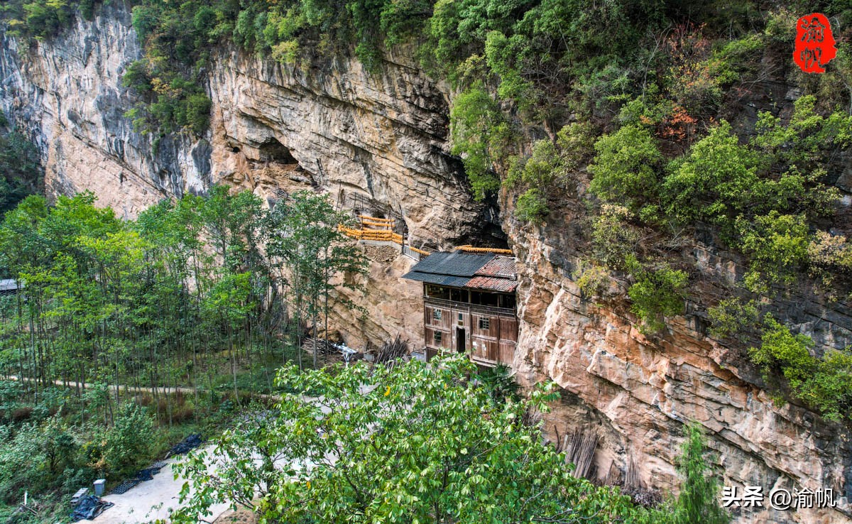 重庆深山悬崖上发现辉煌建筑房屋,重庆大山悬崖峭壁发现千年古房子