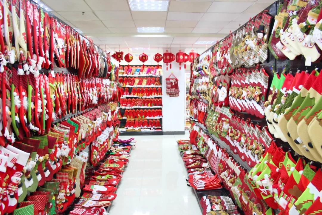 不过圣诞节的义乌商人,却承包了全世界半数圣诞用品
