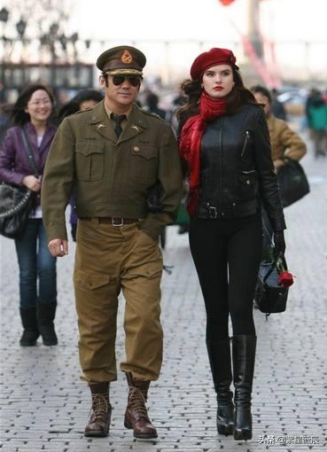 他80年代就能赚百万，50多岁娶俄罗斯美女，两人相差30多岁