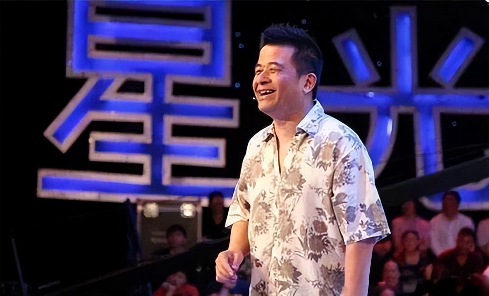 64岁毕福剑近况：满脸皱纹睁不开眼，和普通大爷没啥区别