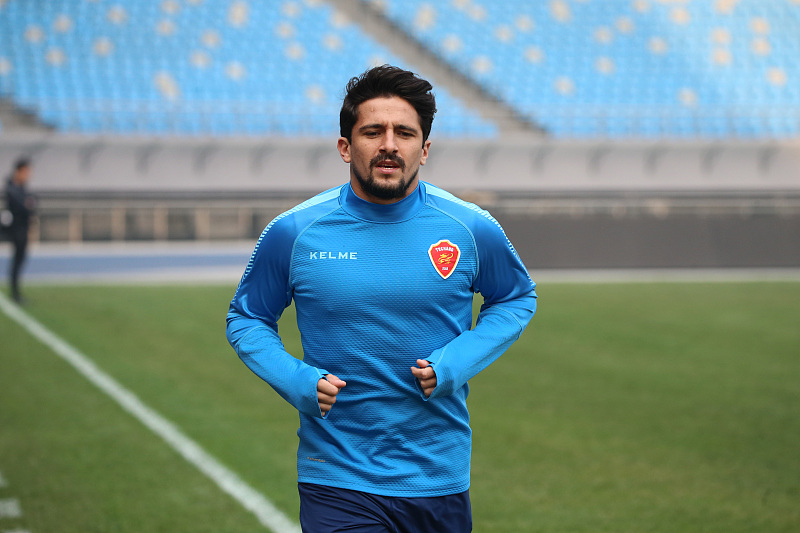 李铁迎来最强归化球员,洛国富李铁完整视频