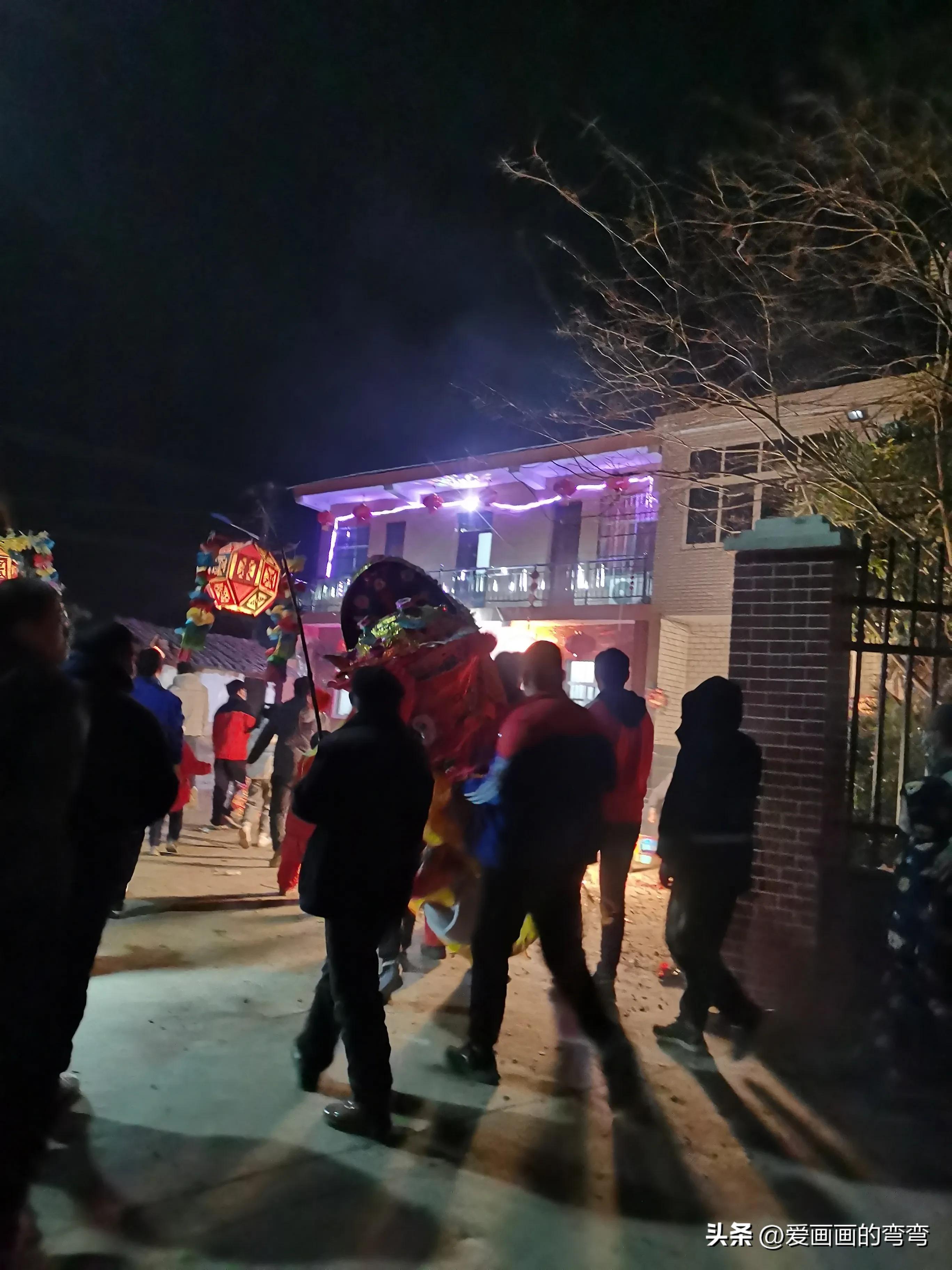 闹元宵玩龙灯,正月十五传统玩龙灯闹元宵