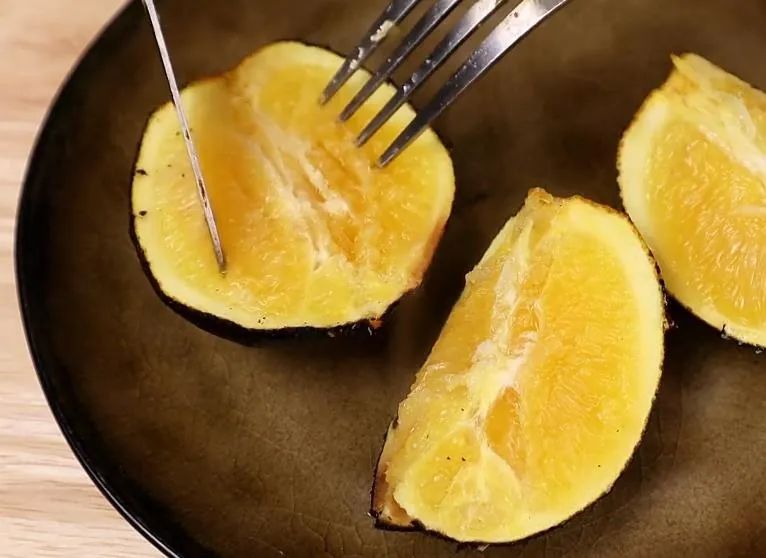 咳嗽最怕这杯茶化痰止咳又润肺,枇杷雪梨冰糖煮水治咳嗽