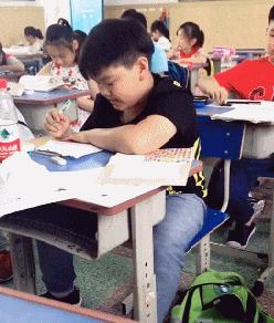 神回复：把大众车标扣下来清灰，里面藏了一个圆球，这是个啥？