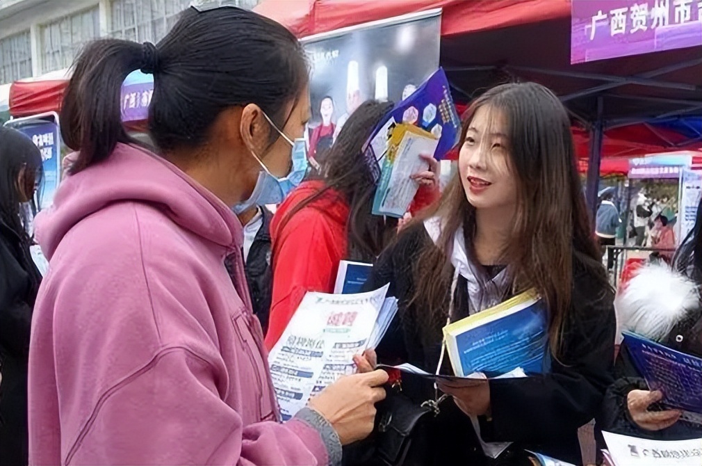 2022国家电网公开招聘,本科生月均6000以上,这4类学生优先考虑