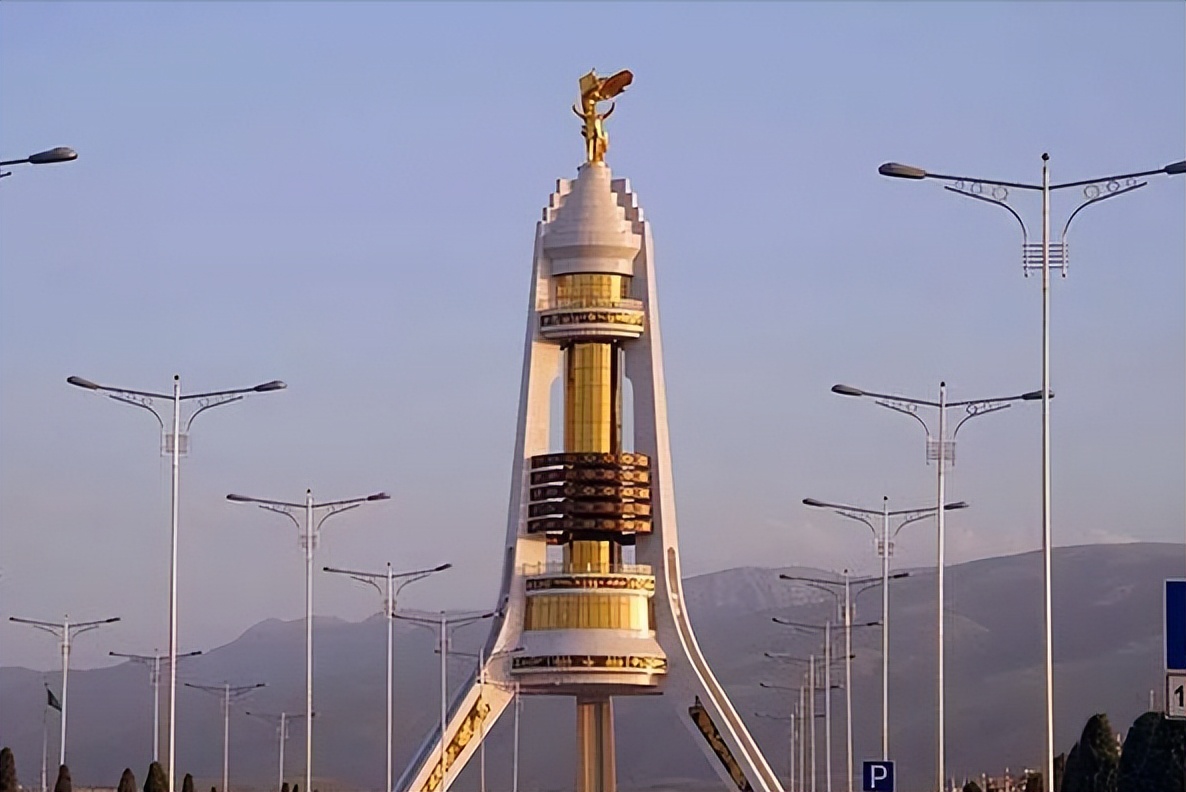 亚洲唯一中立国，水电免费汽油仅一毛，这个国家为何能闷声发大财