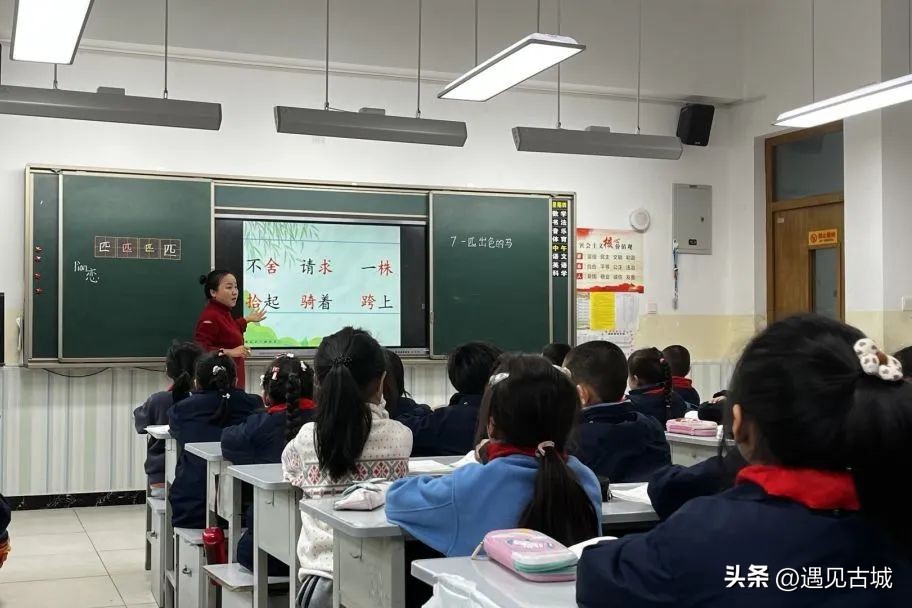 锦旗传谢意师爱暖人心师大御小有温度教育！