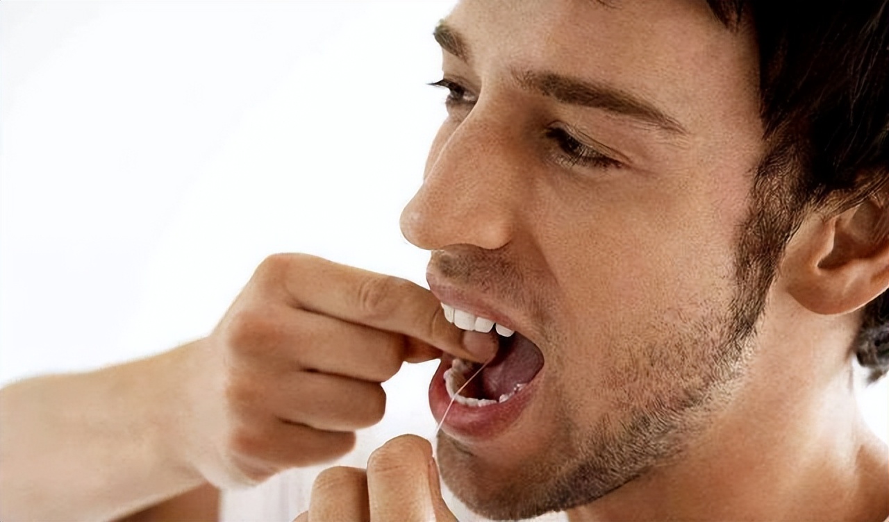 牙齿上抠下来的白色的东西臭臭的,从牙齿里抠出的臭臭的东西是什么