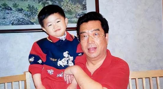 李双江与儿子李贺关系,李贺评价李天一