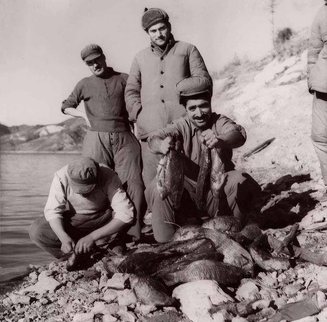 联合国军战俘有多难管:美土俘虏打群架,美国人赌博出老千被抓