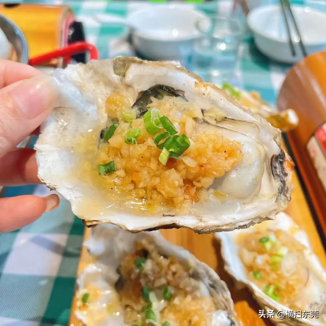 南城县夜宵排档一条街,附近大排档生蚝99元100只