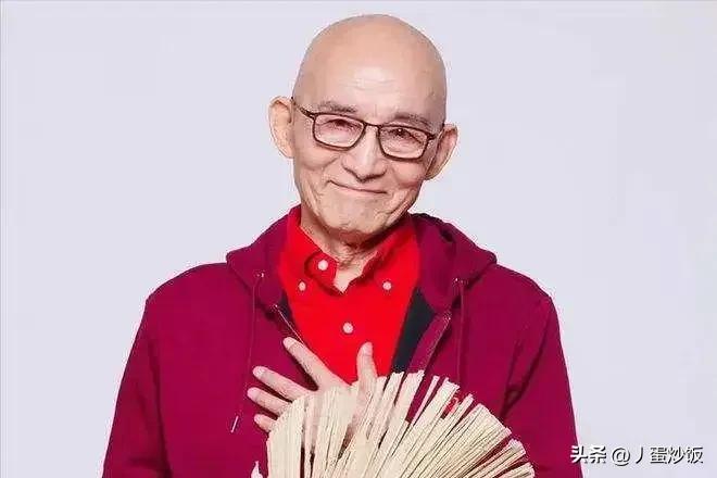 胡歌为老戏骨游本昌济公老师颁奖,胡歌致敬游本昌造型