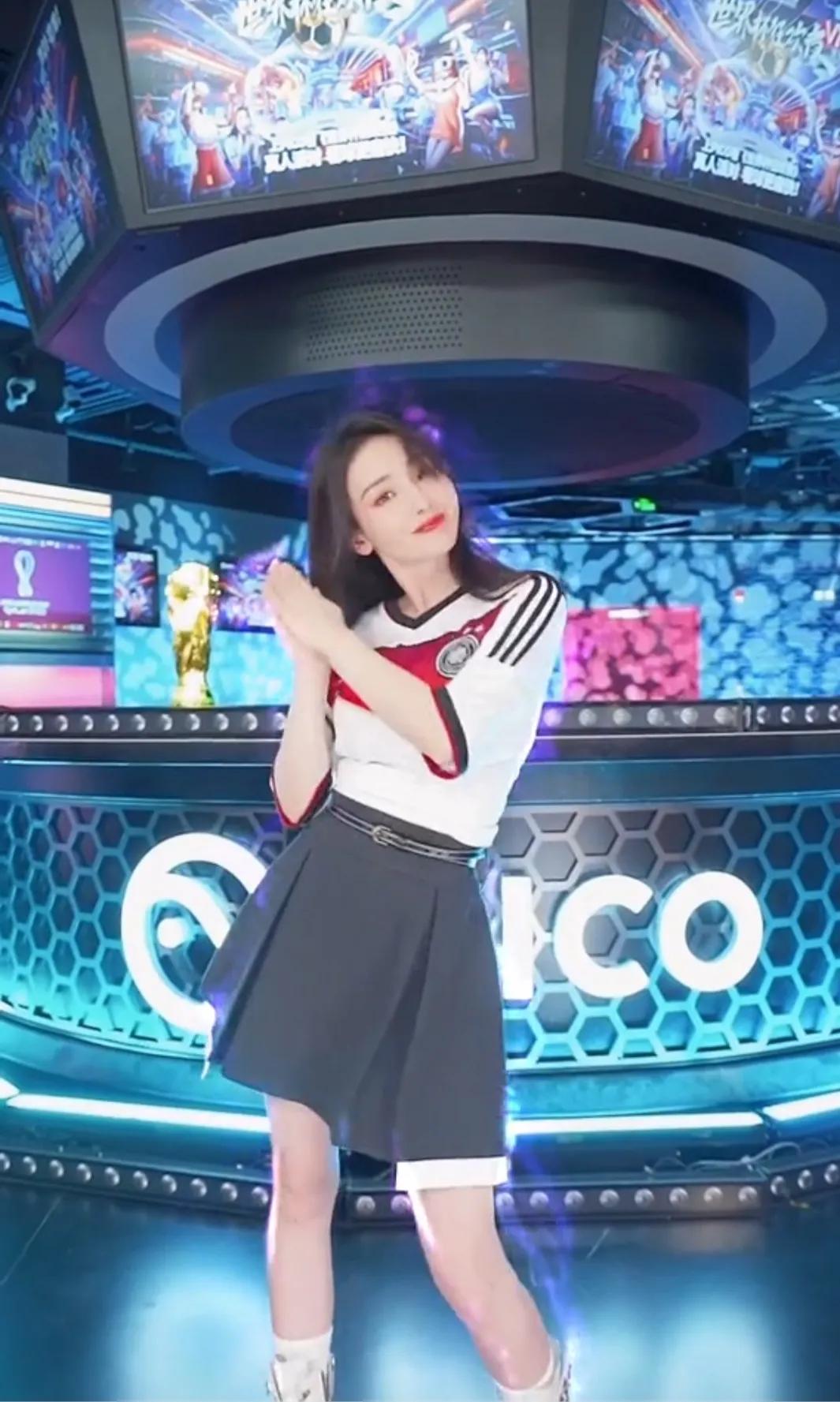 柳岩张馨予领衔变身足球宝贝,世界杯柳岩化身足球宝贝