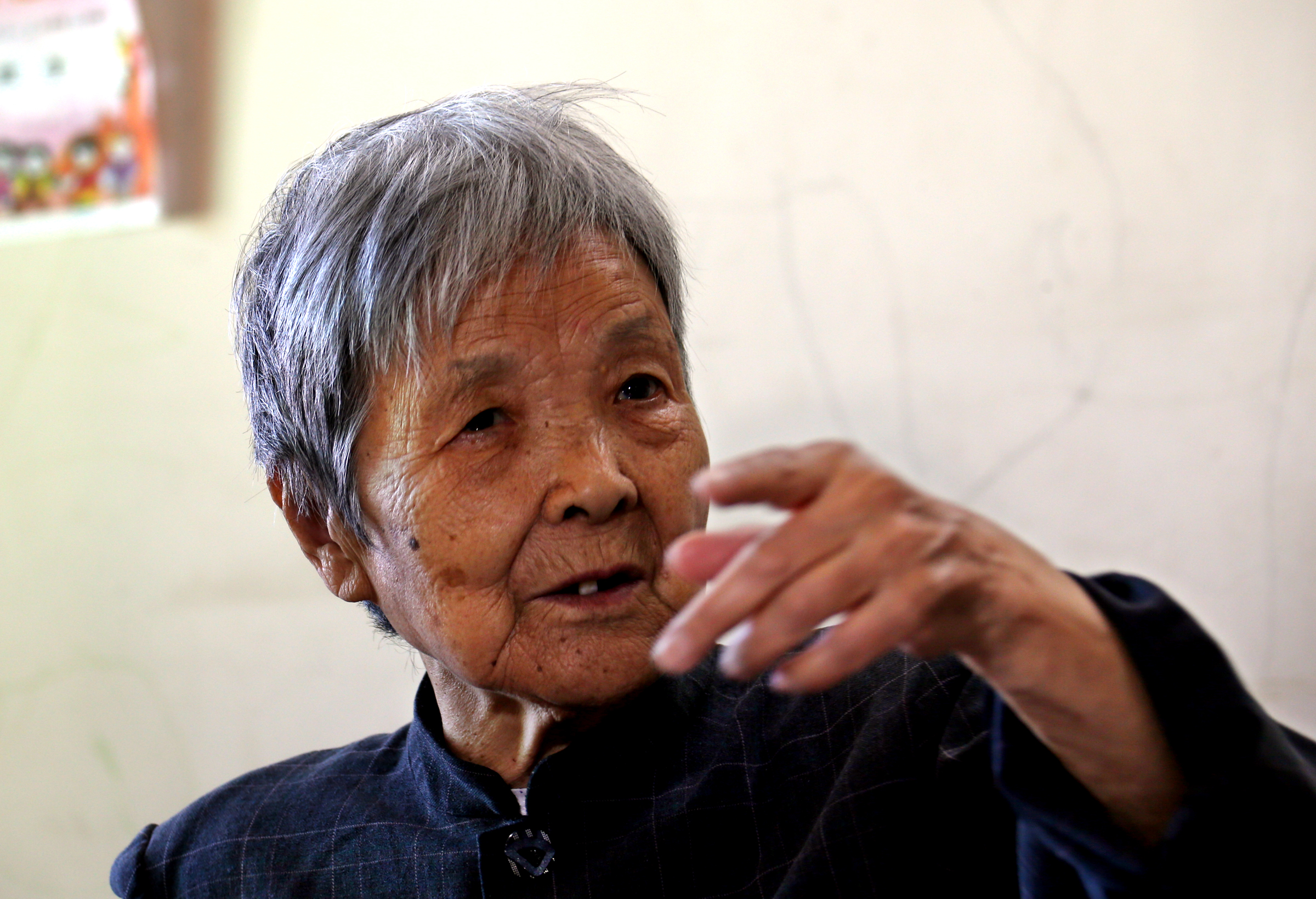 50岁老阿姨在家拍照,70后老阿姨拍照片