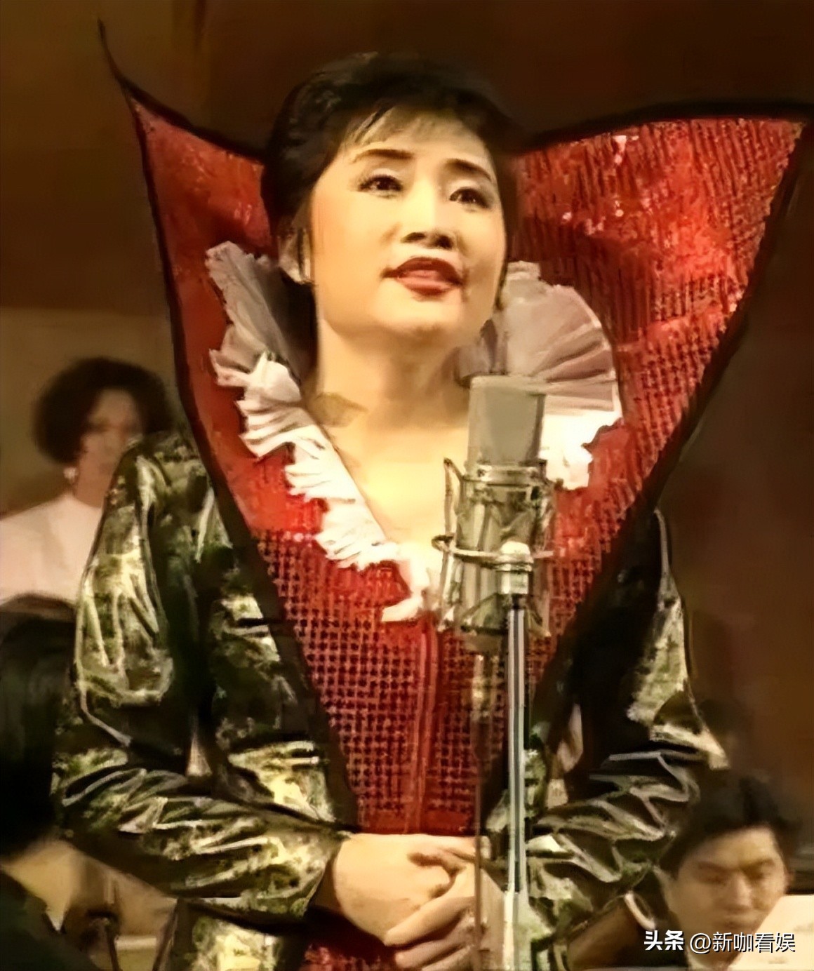 歌手李娜出家后还俗了吗,歌手李娜当年为什么出家