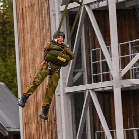 挪威公主：被称“全球最美”公主，17岁开战机跳高楼，未来是女王