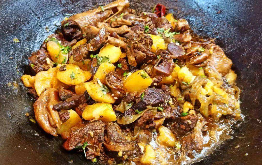 大叔养殖会飞的鹅被大雁拐跑,东北大爷养大鹅让大雁带走3000只