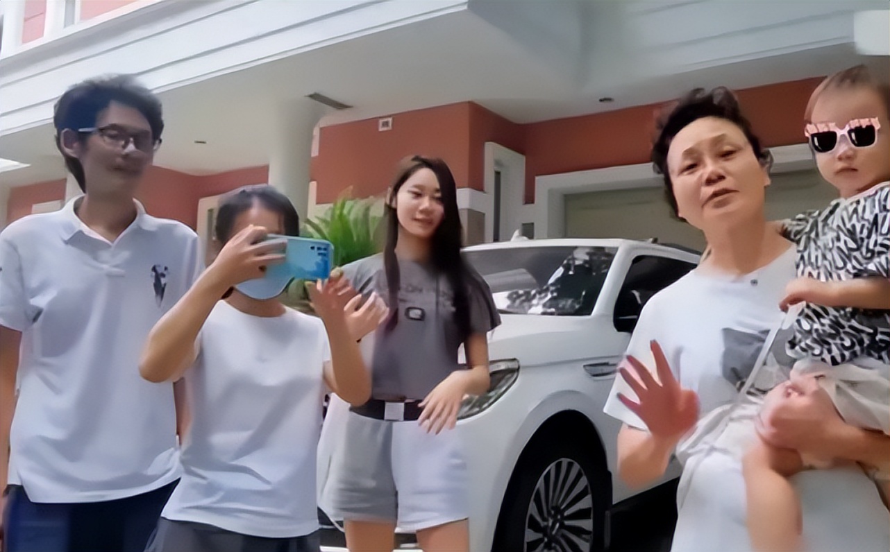 郑恺携妻女回家看父母,郑恺带女儿去跑男