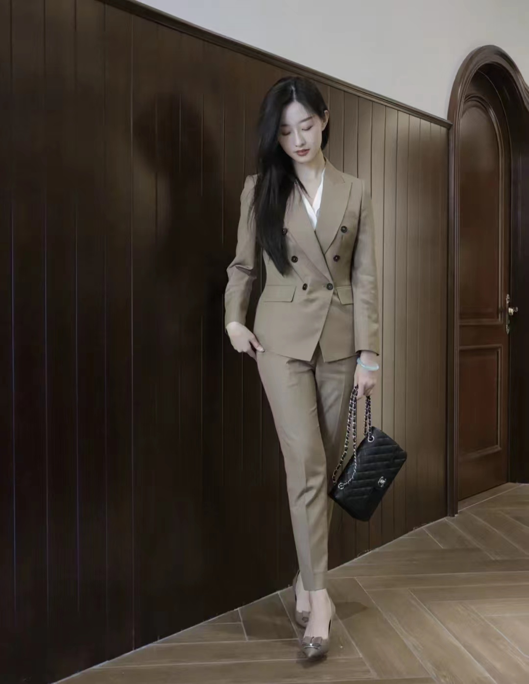 皮肤黑黄适合穿什么颜色衣服显白,男士皮肤黑穿什么颜色的衣服显白