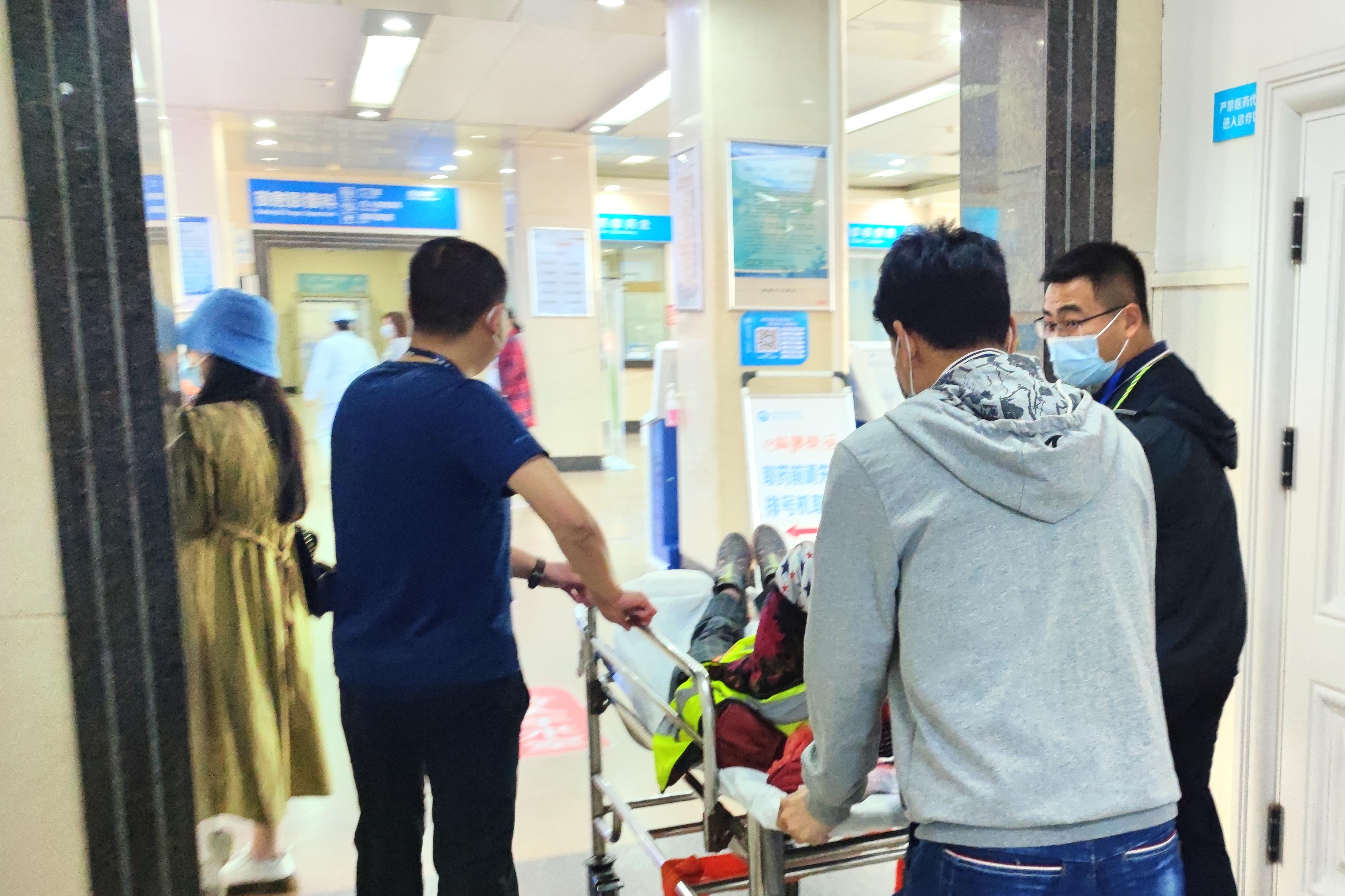 女子低血糖晕倒警民接力暖心救助,环卫工晕倒众人施救