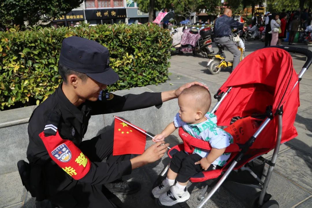 节日我在岗护航群众平安出行,节日我在岗交警坚守一线保畅通