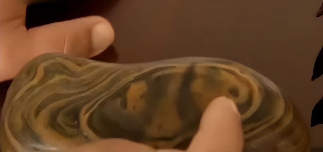 03年青岛男子捡到熊猫奇石，有人出价百万不愿卖，专家估值1.5亿