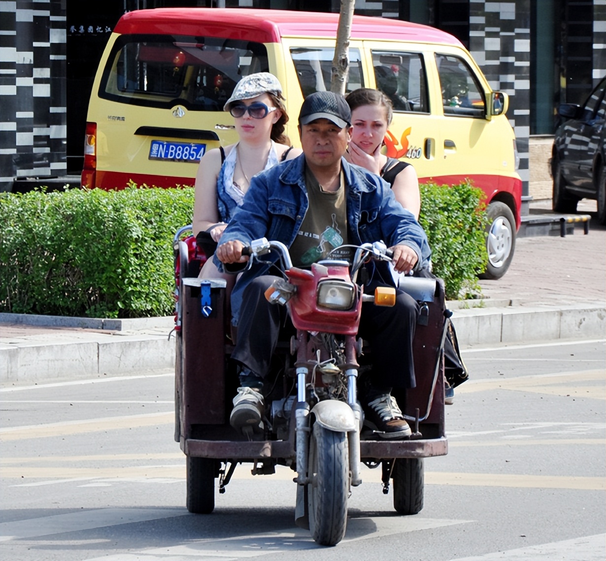 单骑五万里环游中国,85后黑龙江姑娘单骑环游中国