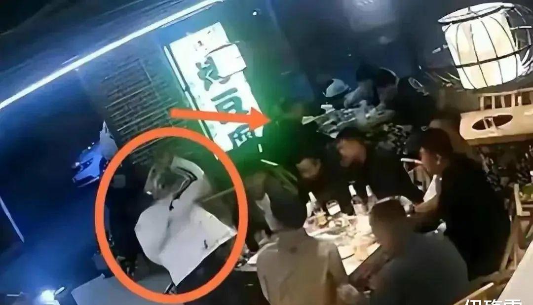 湖南吉首发生恶性砍人事件，比唐山烧烤案可怕，何人吃饭带*刀砍**？