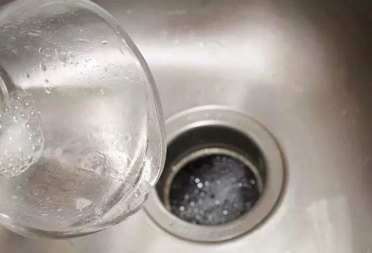 下水道热水堵冷水不堵是啥原因,下水道堵了千万别用热水冲