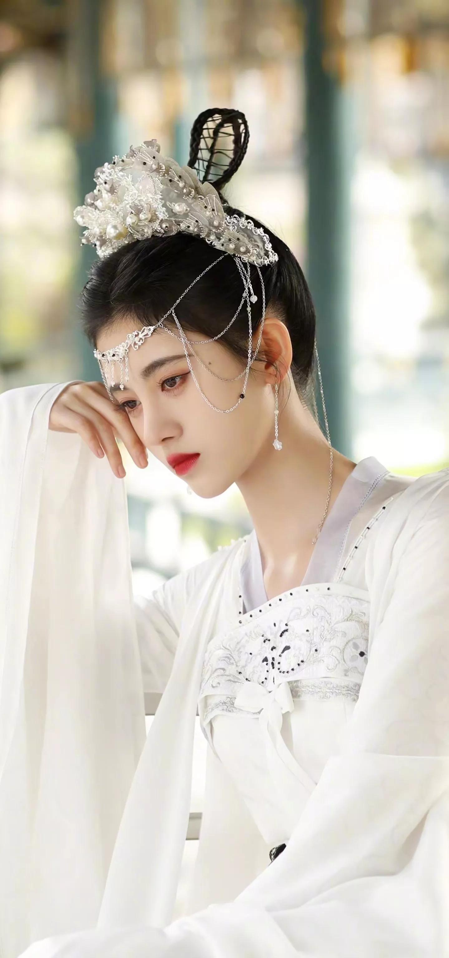 唯美古风金黄汉服美女壁纸,梦回大唐汉服夜景拍摄