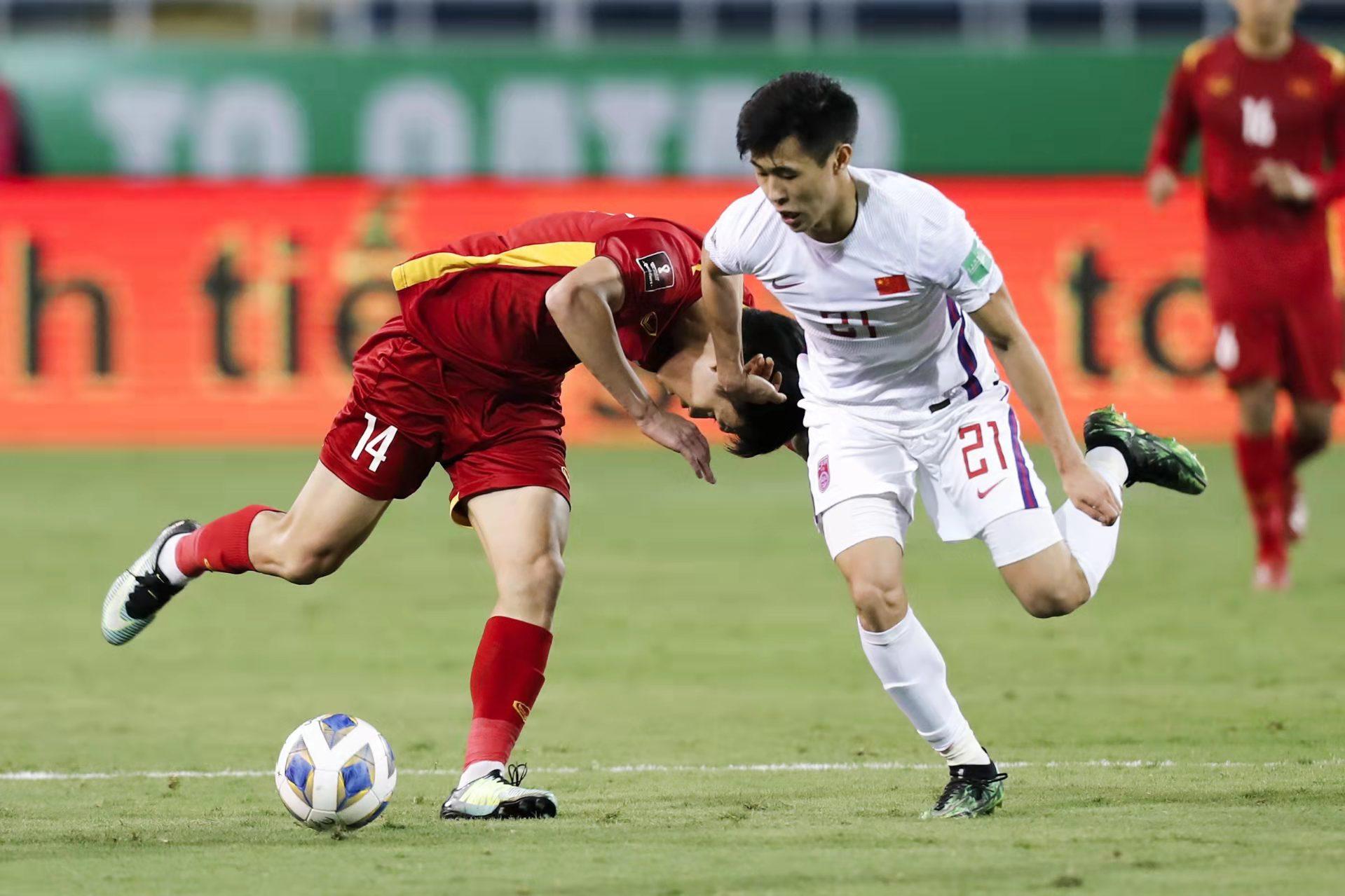 国足1-3惨败越南后,人民日报发出4连问,陈戌源彻底无语