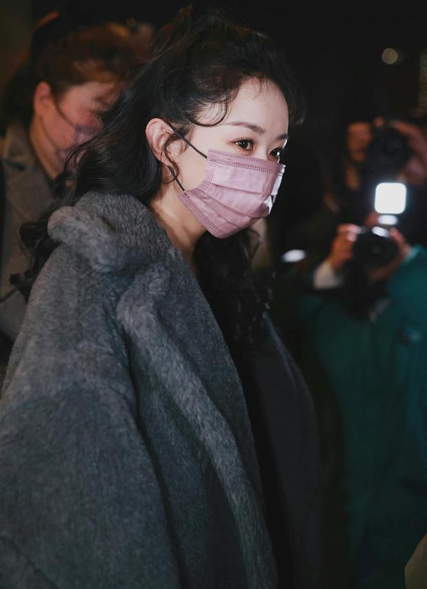赵丽颖机场大衣,赵丽颖黑色带帽衣服
