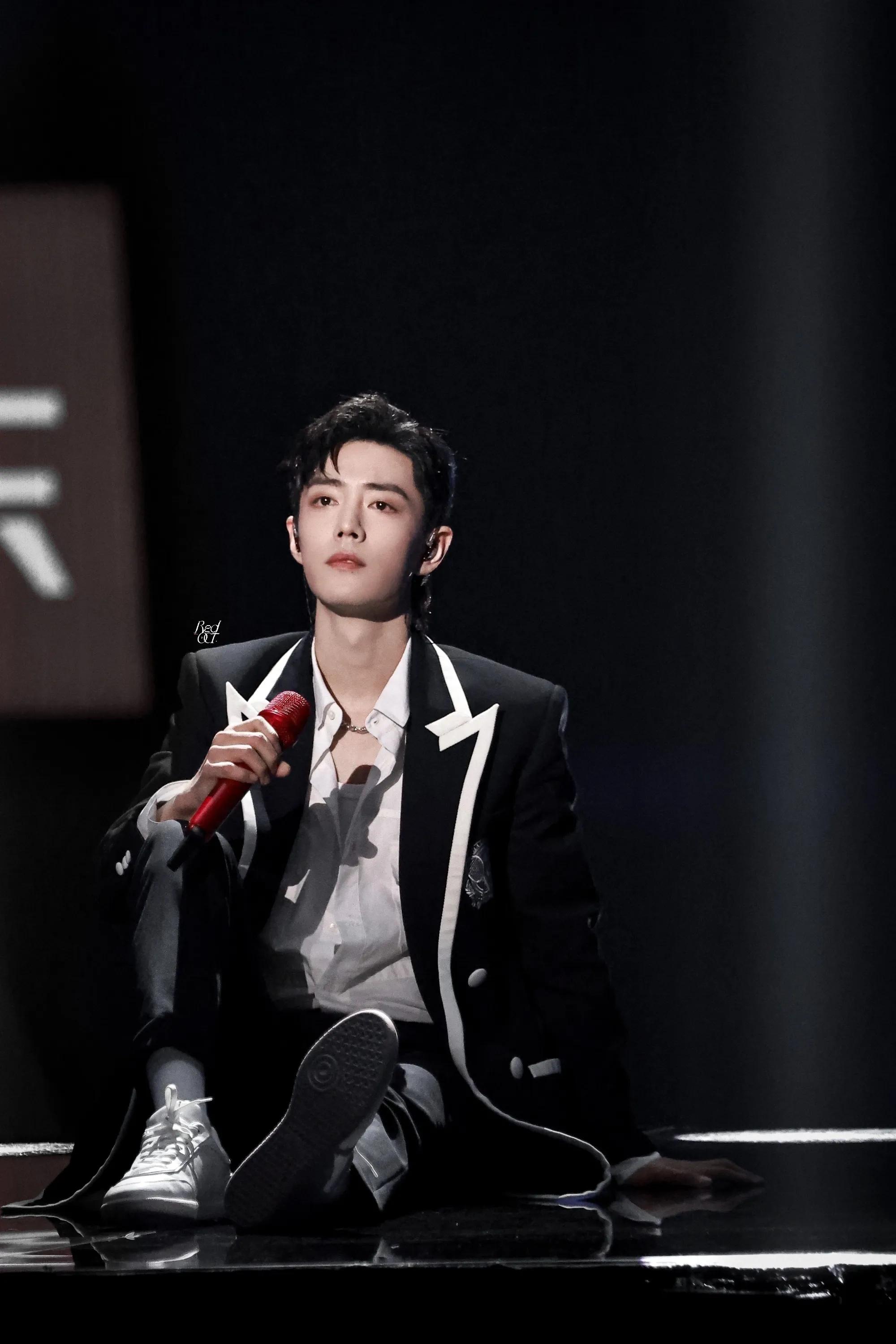 肖战近期活动造型,肖战微博之夜两套造型