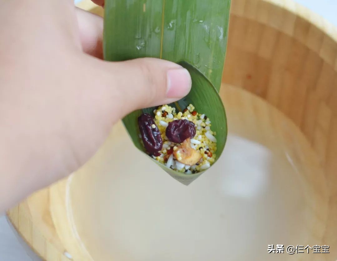 手残党怎么包四角粽子,六个月以上宝宝粽子做法