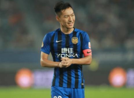 16倍镜还原国足队长吴曦躲球,吴曦越南躲球慢动作