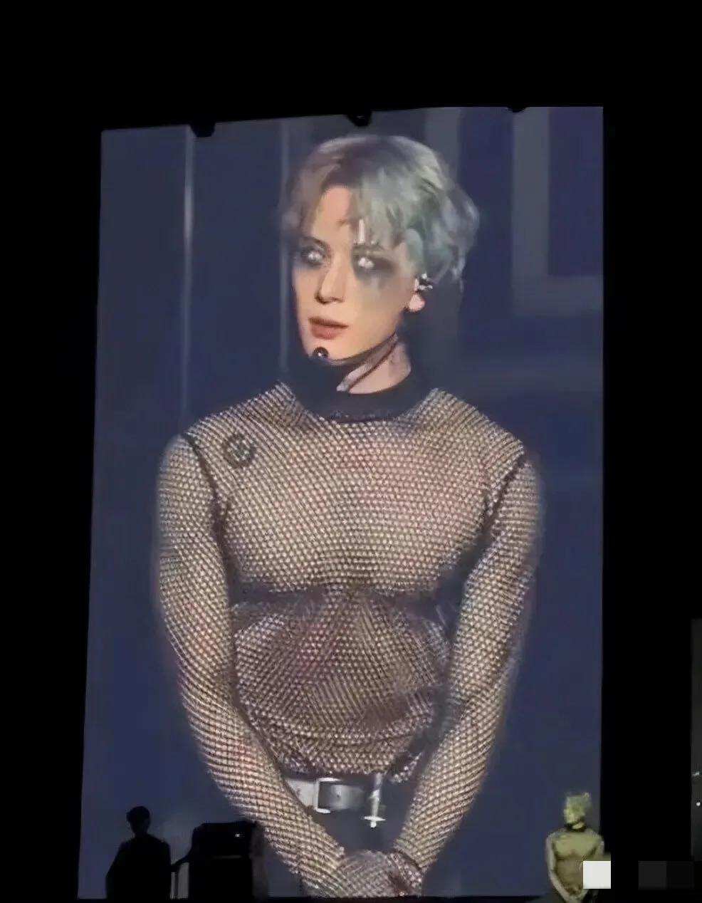 衣不蔽体,全身涂白,满口假牙闪瞎眼…娱圈的病态审美,该管管了