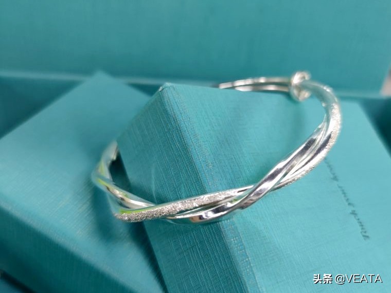 银饰放久了发黑怎么处理,银饰戴着变黑后的清洗方法