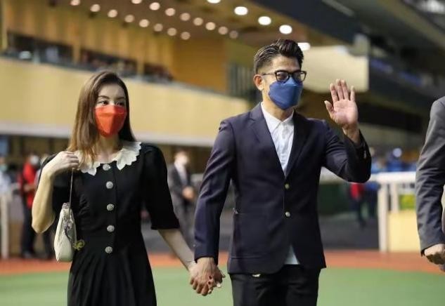 郭富城携妻出席活动方媛穿小黑裙 (郭富城方媛健身)